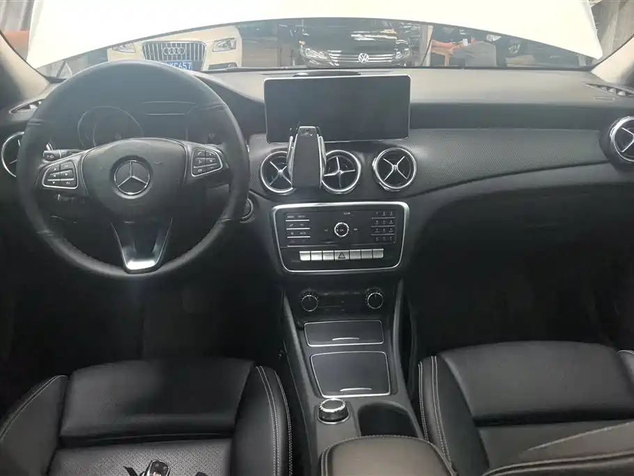 Mercedes-Benz GLA 2018 GLA 200 Dynamic фото 12