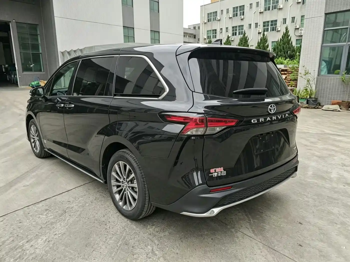 Toyota Granvia 2023 2.5L Hybrid Comfort Edition фото 5