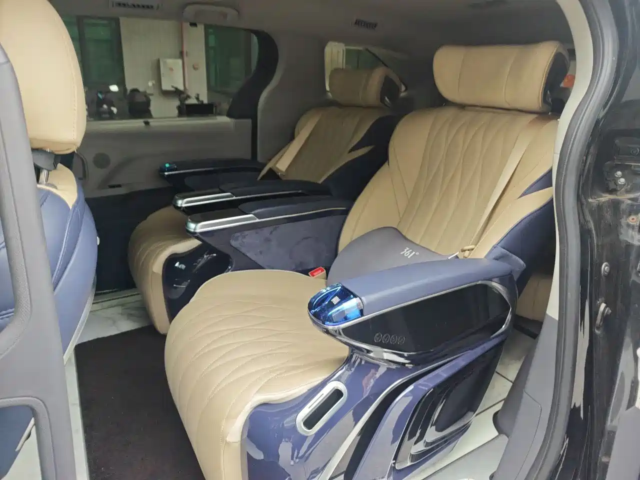 Toyota Granvia 2023 2.5L Hybrid Comfort Edition фото 9