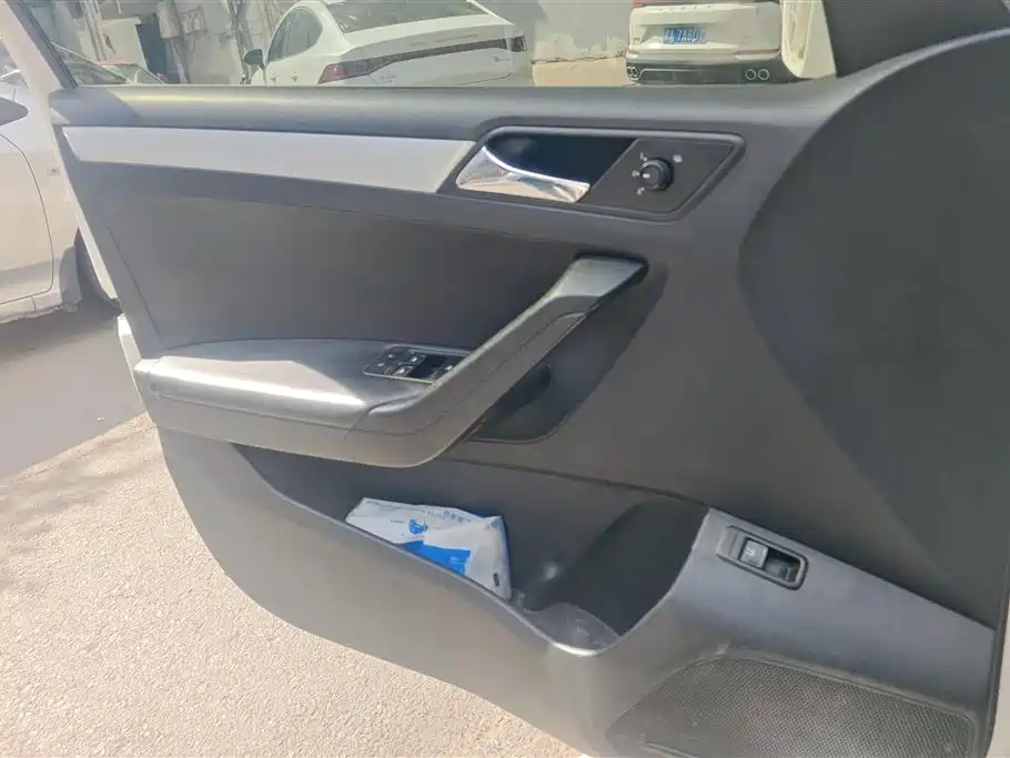 Volkswagen Jetta 2015 1.6L Manual Trend фото 7