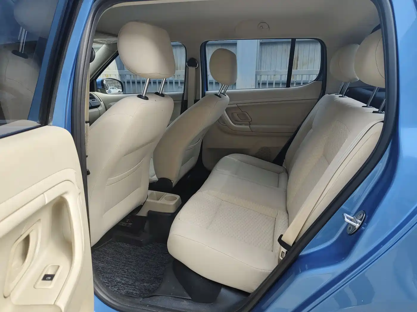 Škoda Fabia 2014 1.4L Manual Crystal Edition фото 6
