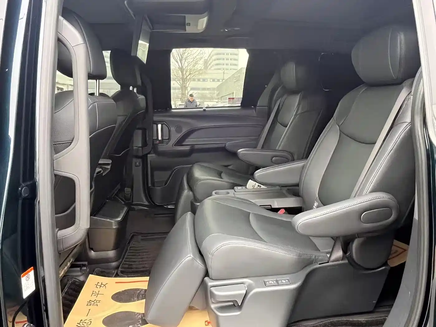 Toyota Granvia 2022 Model Year 2.5L Hybrid Flagship Edition фото 17
