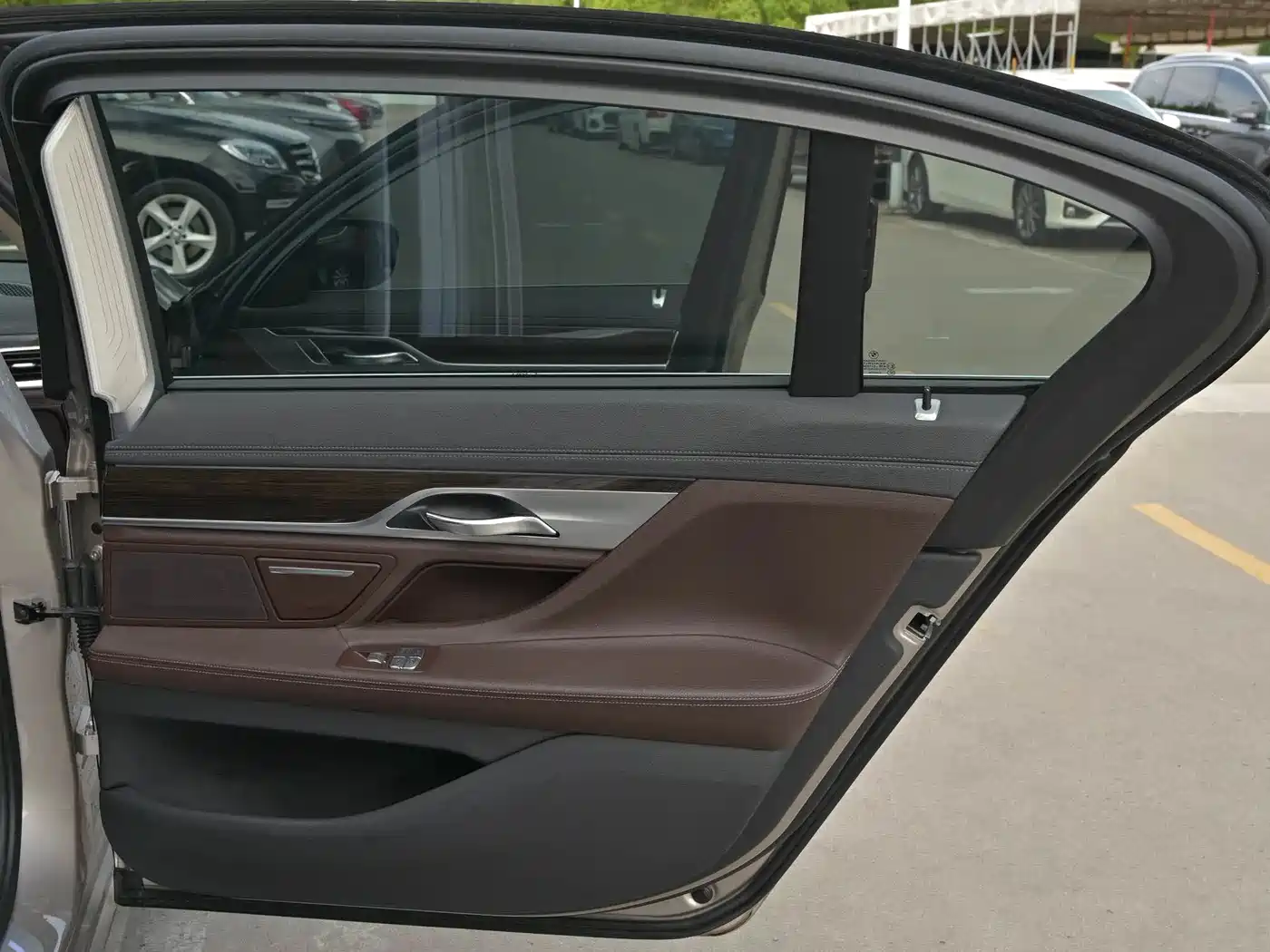 BMW 7 Series 2016 730Li Leading фото 30