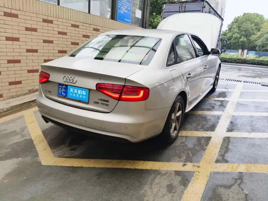 Photo 2 - Audi A4L