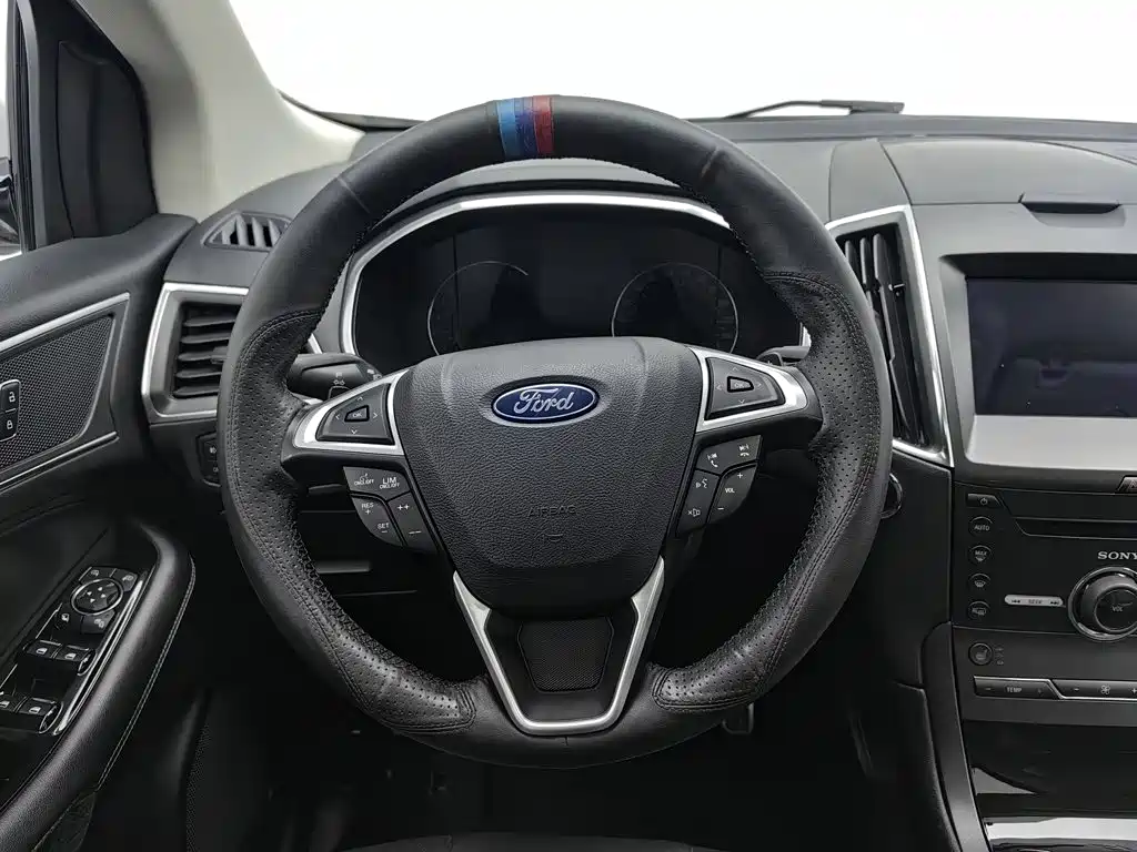Фото 11 - Ford Edge