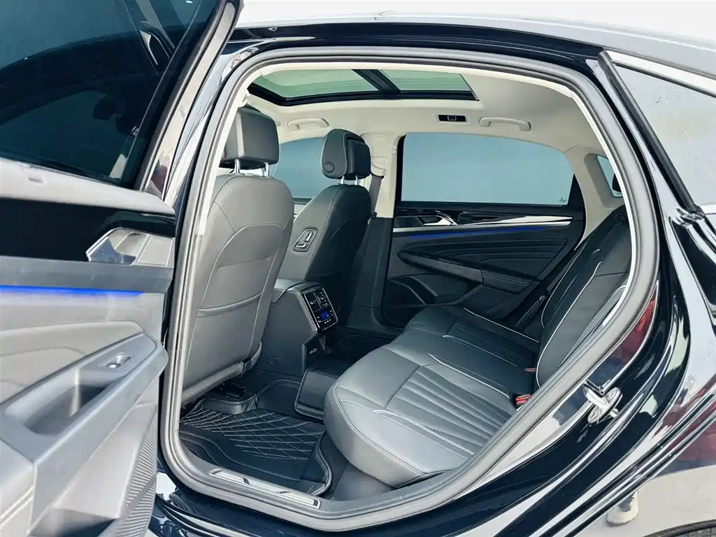 Volkswagen Passat 2023 Facelift 380TSI Luxury Edition фото 14
