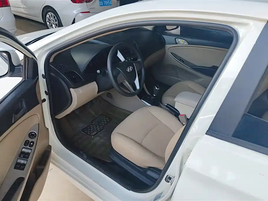 Hyundai Verna 2014 1.4L Manual Fashion GS фото 9