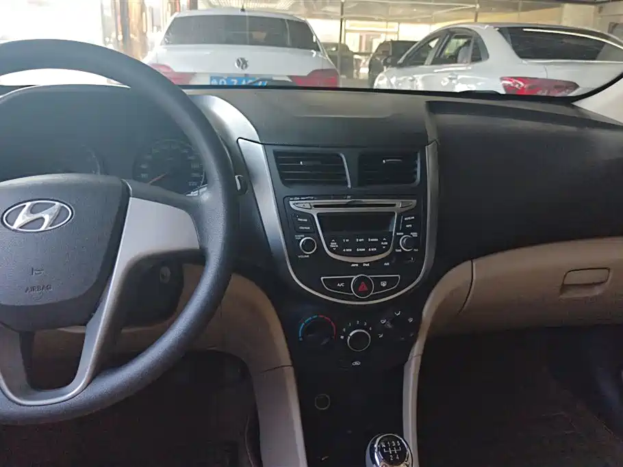 Hyundai Verna 2014 1.4L Manual Fashion GS фото 13