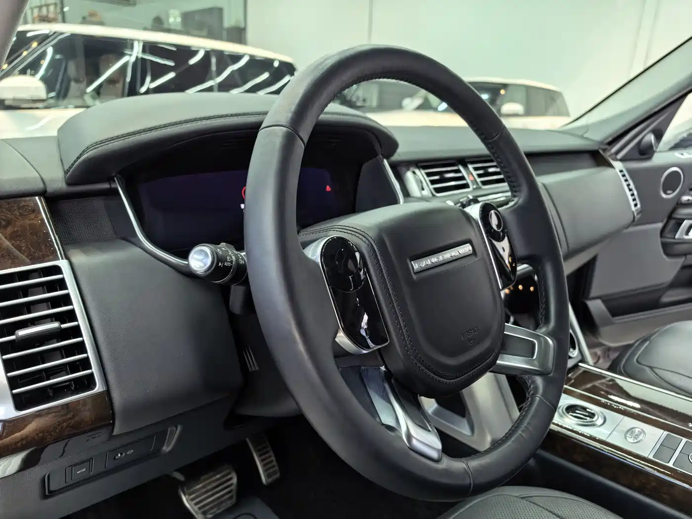 Land Rover Range Rover 2020 3.0 L6 Heritage Edition фото 12