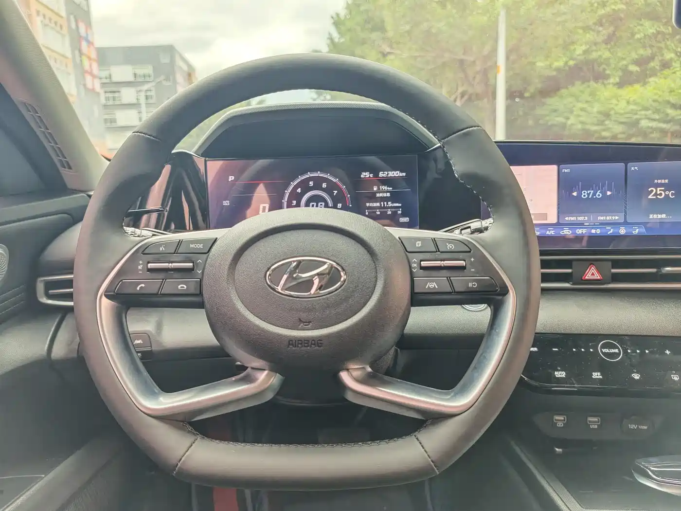 Hyundai Elantra 2021 1.5L CVT LUX Premium Edition фото 9