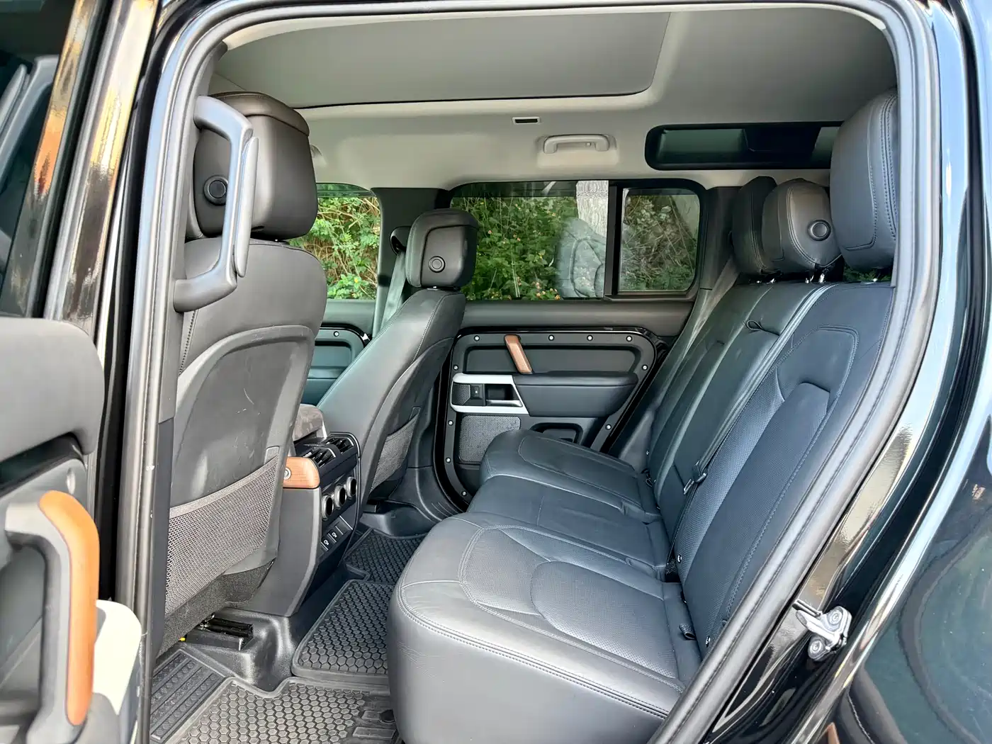 Land Rover Defender 2022 110 P400 Dark Special Edition фото 8