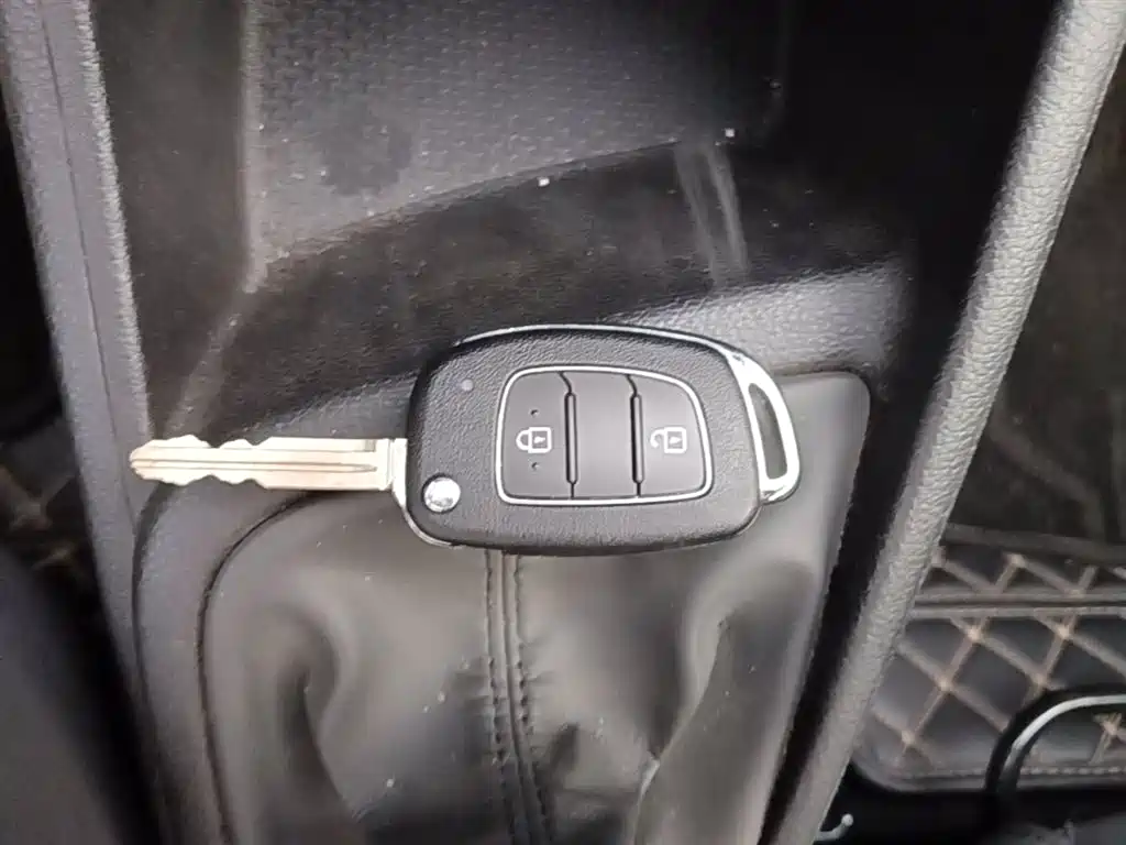 Hyundai Verna 2017 1.4L Manual Renewal Edition China VI фото 9