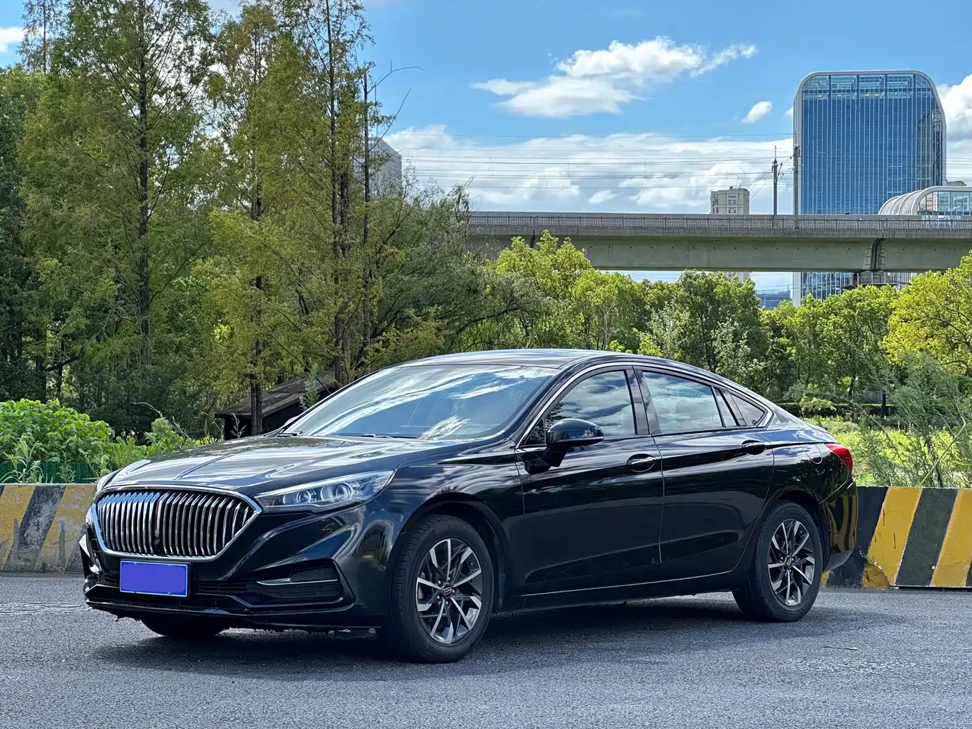 Photo 1 - Hongqi H5