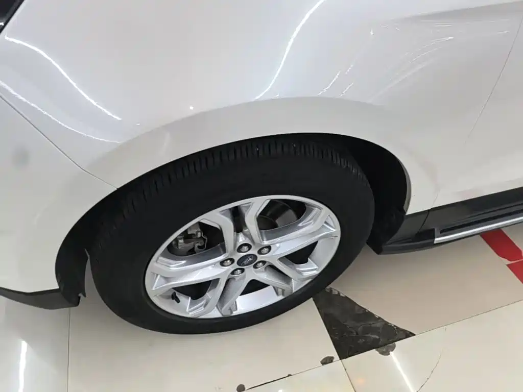Фото 23 - Ford Edge