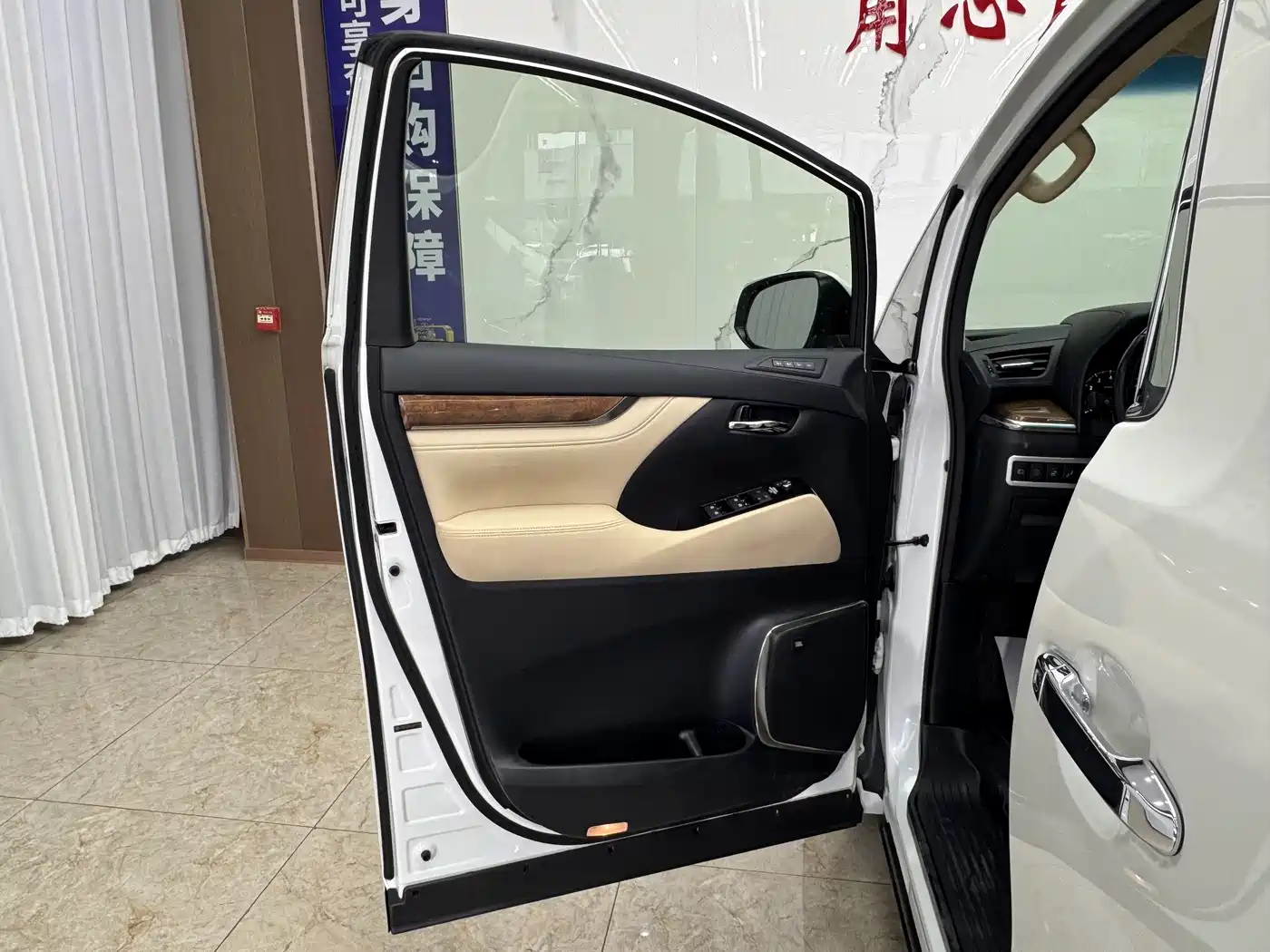Toyota Alphard 2018 3.5L Premium фото 15