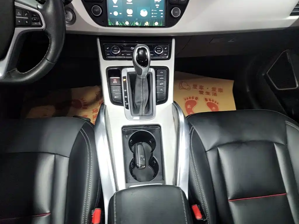 Фото 14 - Geely Atlas