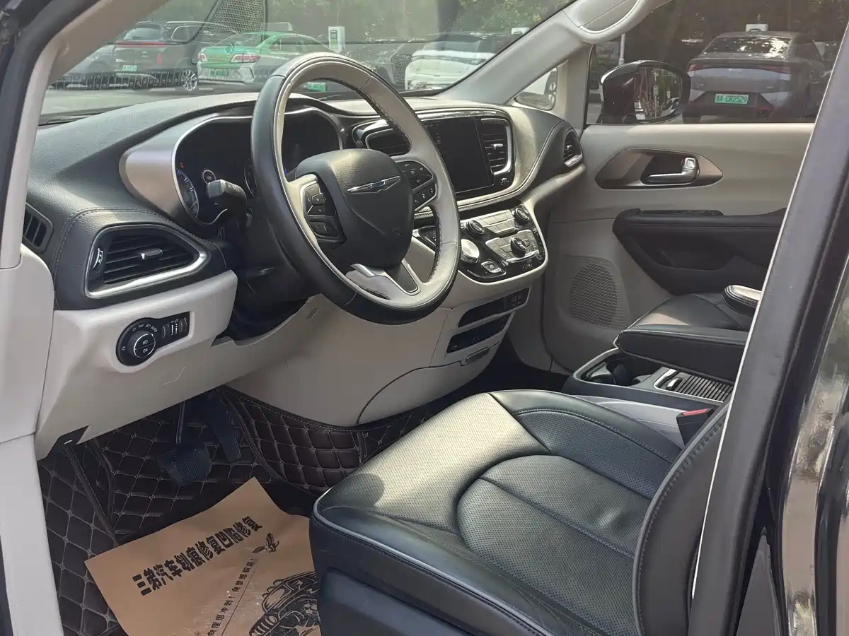 Chrysler Grand Voyager (Import) 2017 3.6L Premium Edition фото 13