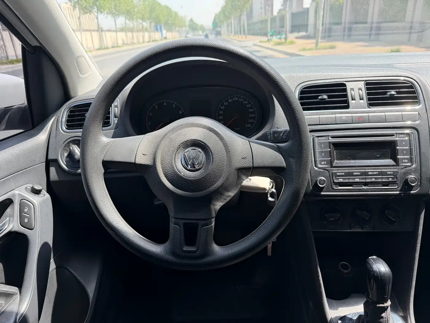 Volkswagen Polo 2013 1.4L Automatic Comfort Edition фото 8