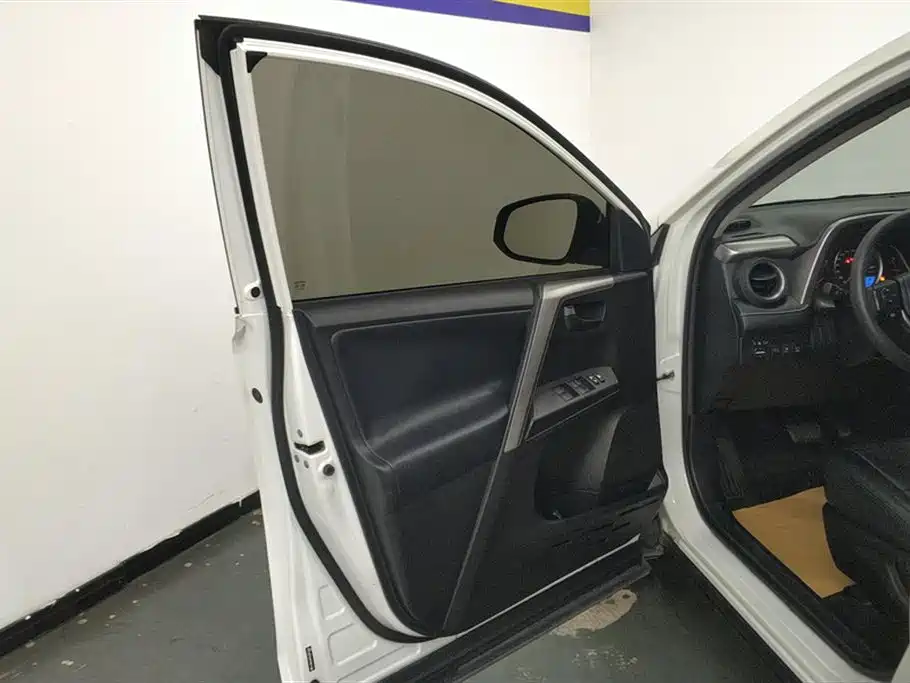 Toyota RAV4 Rongfang 2016 2.0L CVT 2WD Trend (China V) фото 7