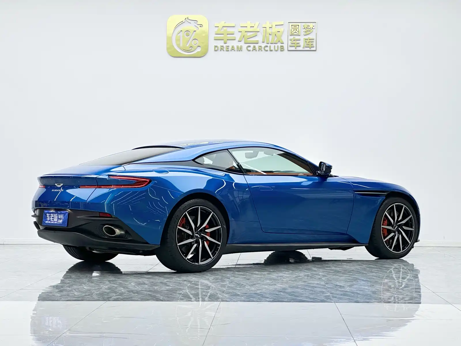 Фото 4 - Aston Martin DB11