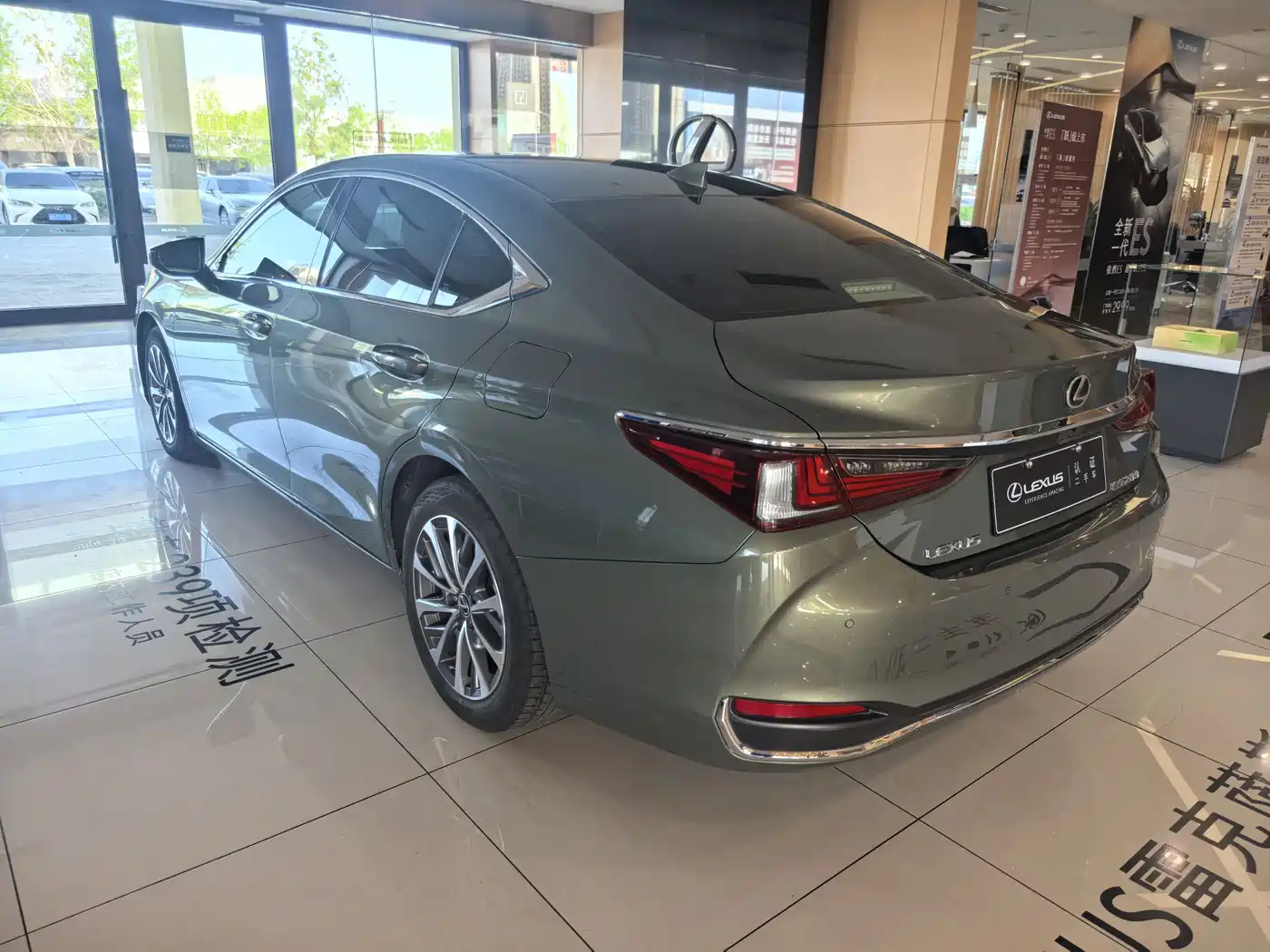 Lexus ES 2023 200 Excellence Edition фото 4