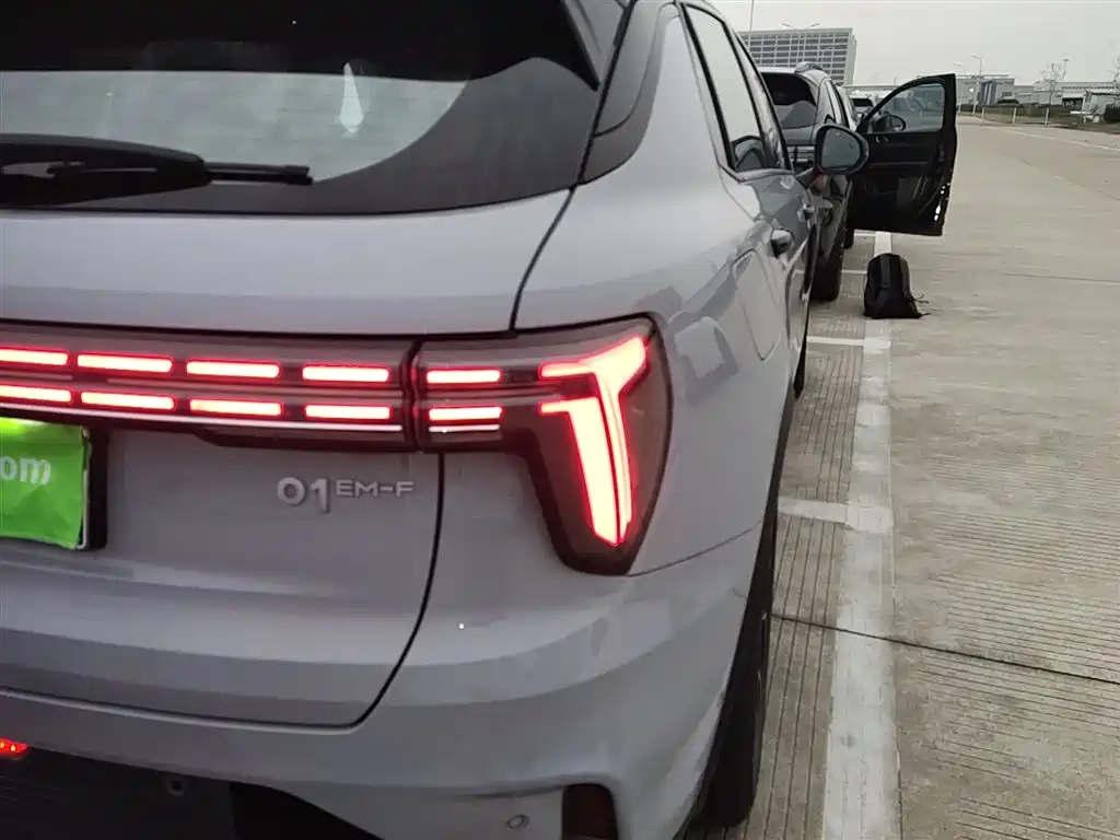 Фото 24 - Lynk & Co 01
