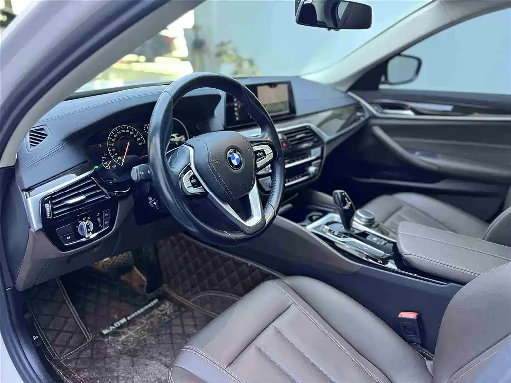 BMW 5 Series 2019 525Li Luxury Package фото 4