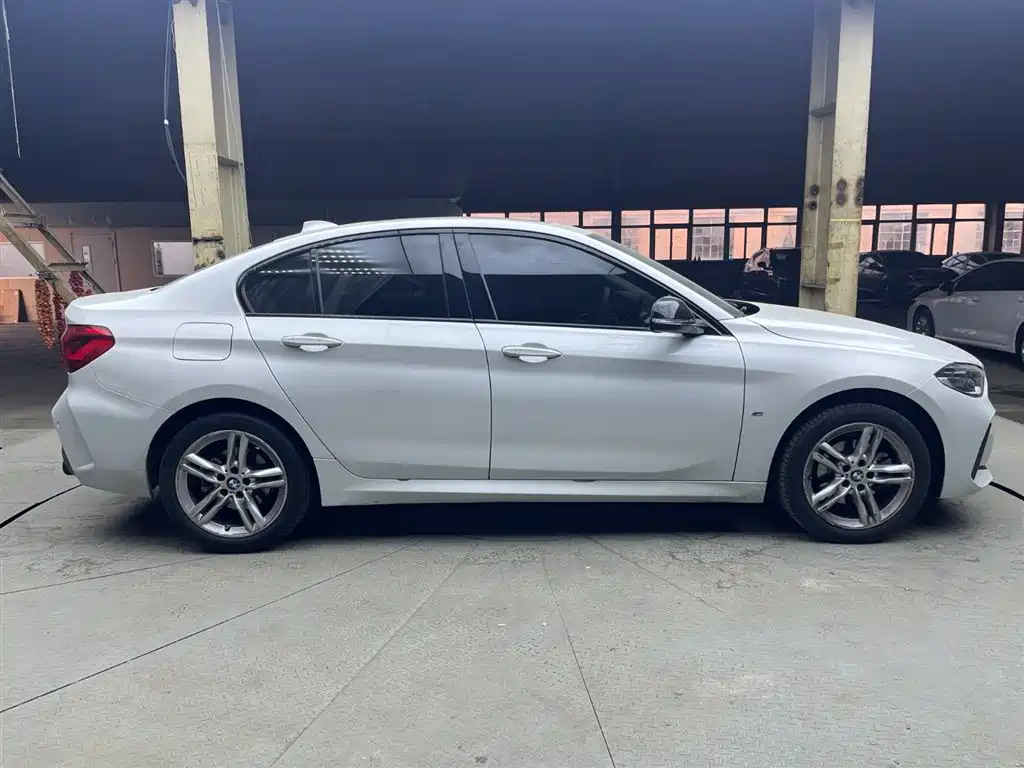 BMW 1 Series 2022 120i M Sport Shadow Edition фото 4