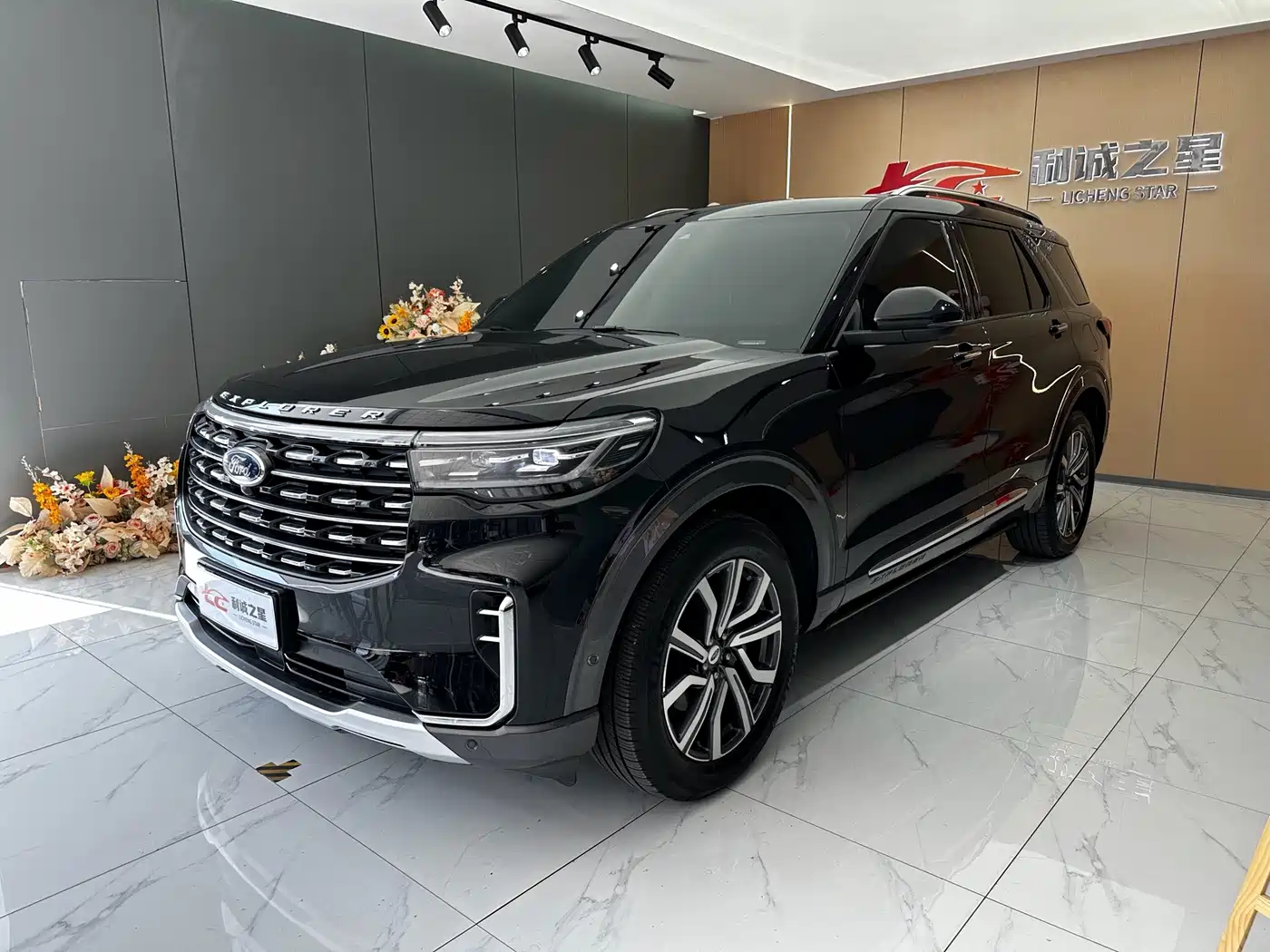 Ford Explorer 2024 2023 EcoBoost 285 AWD Titanium Edition 6-Seater
