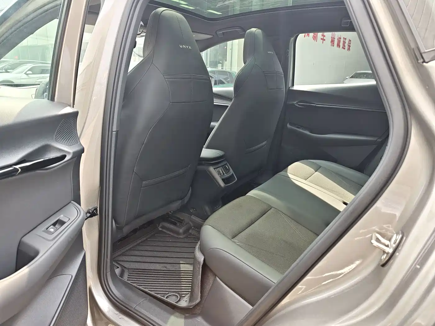 VOLKSWAGEN WITH THE CROWD 06