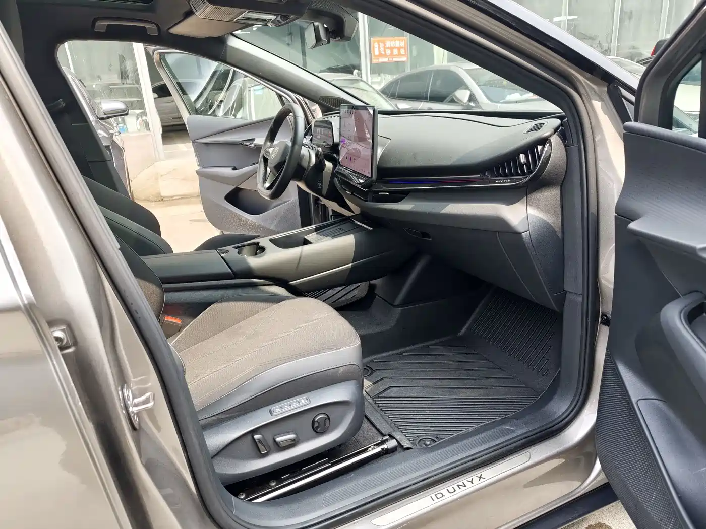 VOLKSWAGEN WITH THE CROWD 06