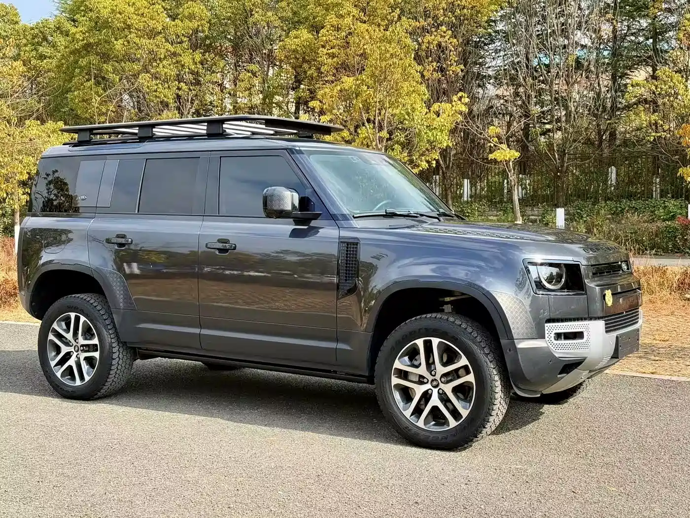 Land Rover Defender 2023 Model 110 3.0T P400 Dark Special Edition фото 4
