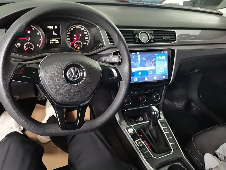 Volkswagen Passat 2015 1.8TSI DSG Honor Edition фото 12