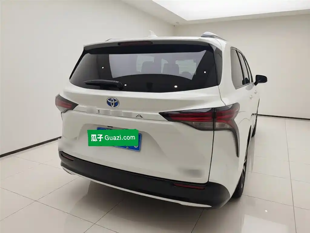 Toyota Sienna 2023 2.5L Hybrid Platinum Edition фото 4