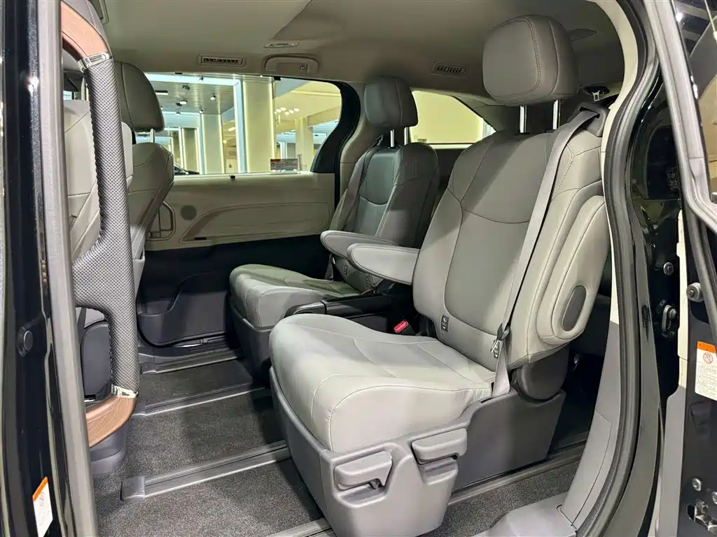 Toyota Granvia 2024 2.5L Hybrid Comfort фото 19