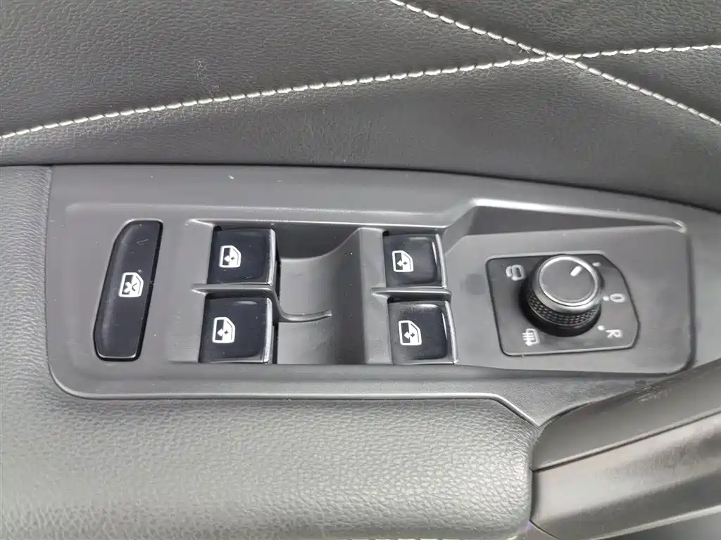 Volkswagen Tiguan L 2024 330TSI Automatic 2WD R-Line Premium Enjoyment Edition фото 9