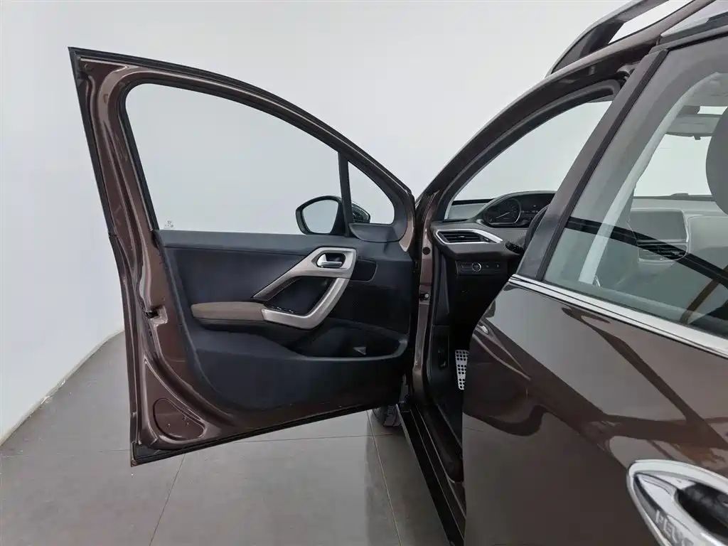 Peugeot 2008 2014 1.6L Automatic Navigation Edition фото 8