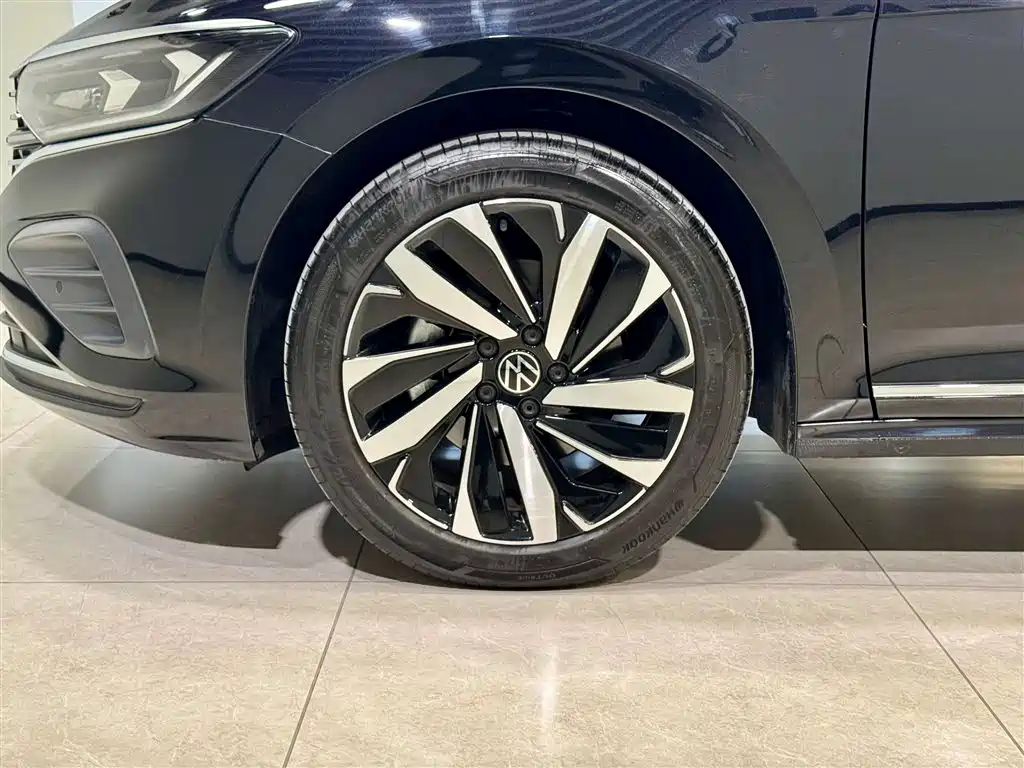 Volkswagen Passat 2025 Outstanding 330TSI Elite Edition фото 10