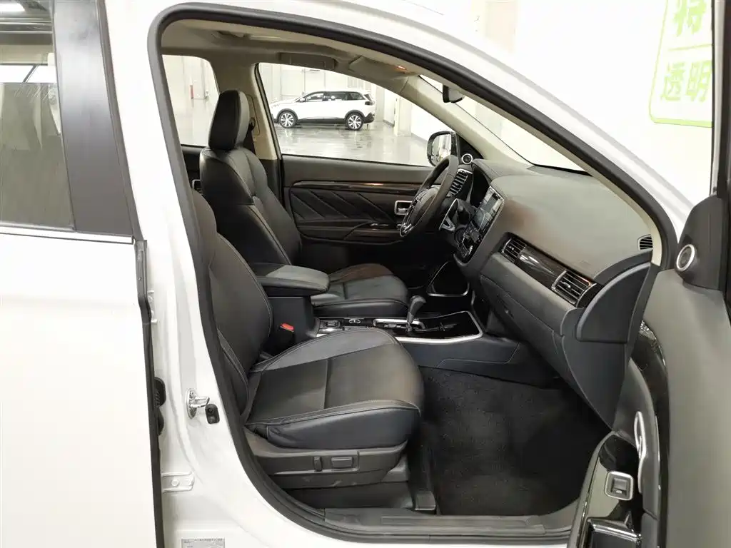 Mitsubishi Outlander 2019 2.4L 4WD Deluxe Edition 5-seater China V фото 23