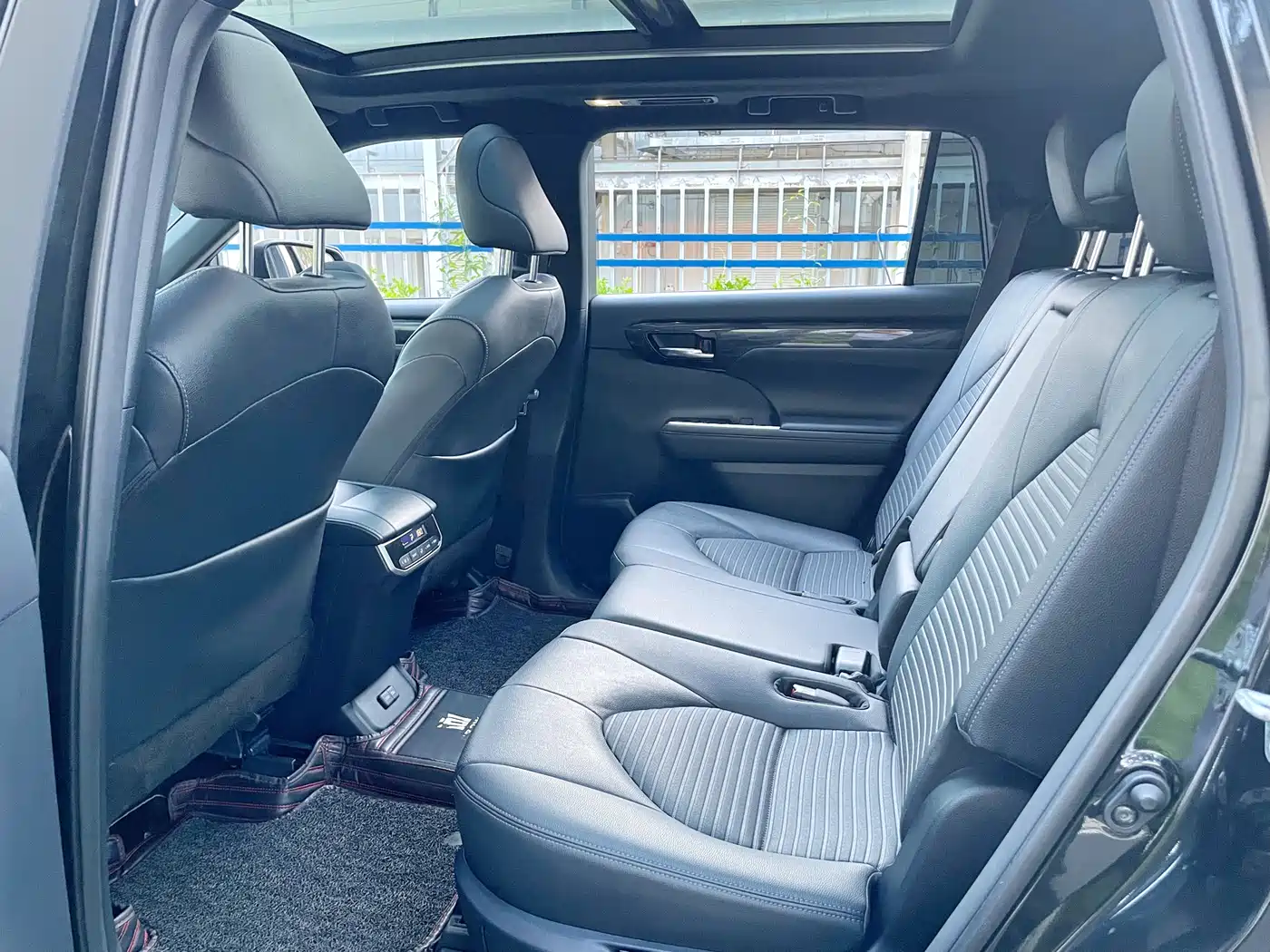 Toyota Crown Kluger 2023 2.5L HEV AWD Premium Edition фото 7