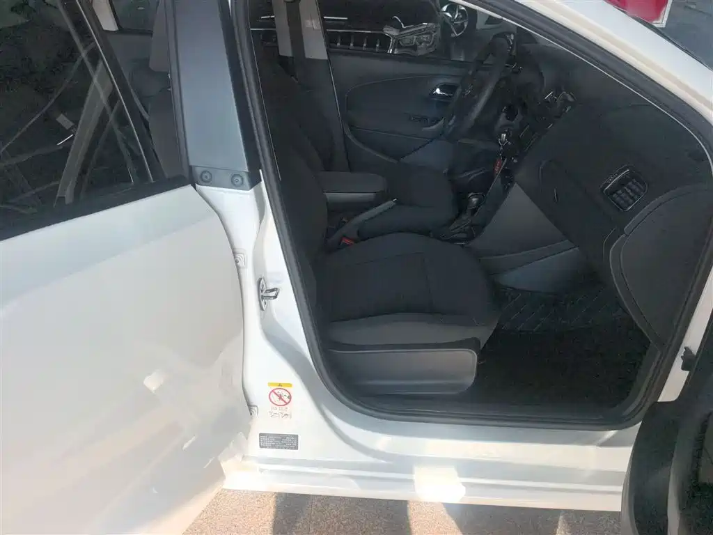 Volkswagen Polo 2014 1.6L Automatic Comfort Edition фото 25