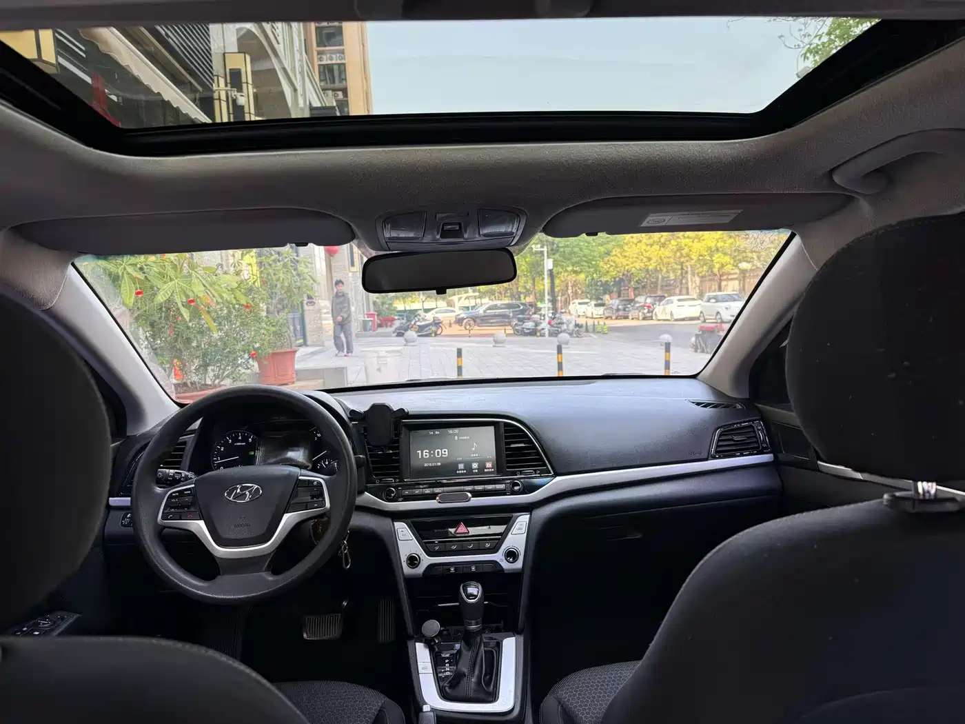 Hyundai Elantra 2018 1.6L Automatic 15th Anniversary Special Edition фото 6
