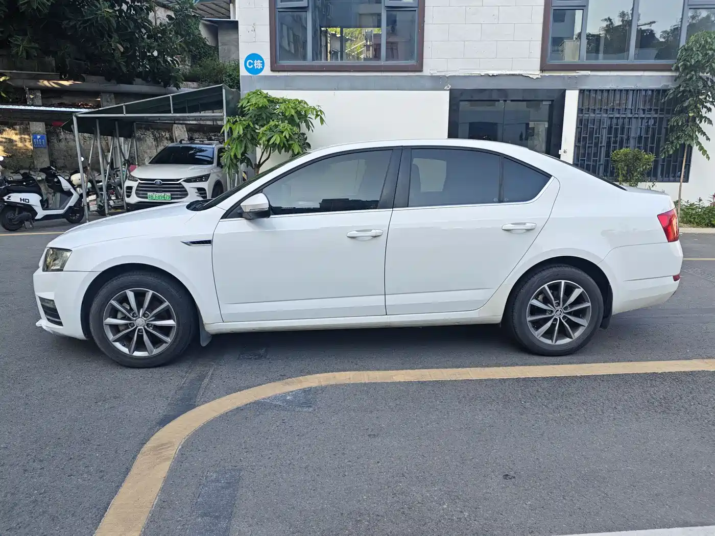 Škoda Octavia 2017 1.6L Automatic Pioneer Edition фото 3