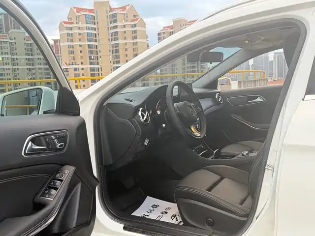 Mercedes-Benz GLA 2017 GLA 200 Dynamic — фото 4