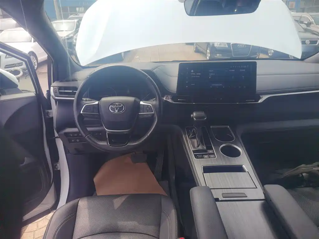 Toyota Sienna 2023 2.5L Hybrid Premium Edition фото 11