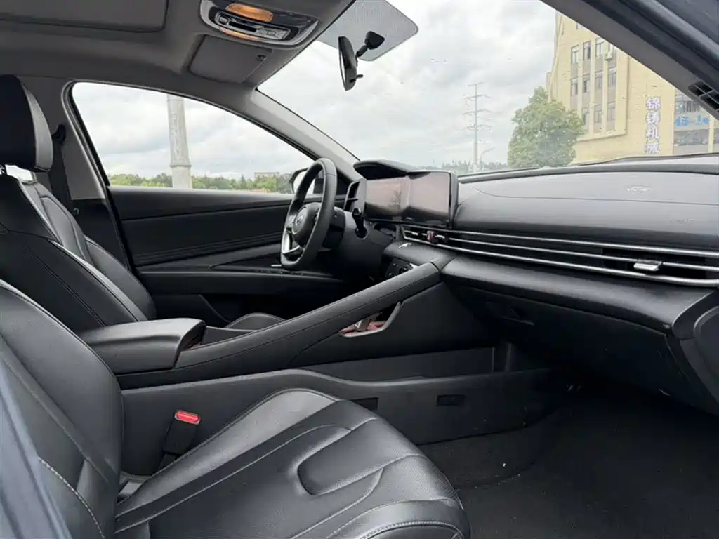 Hyundai Elantra 2021 1.5L CVT GLX Elite Edition фото 16