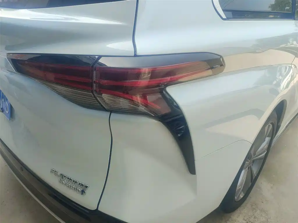 Toyota Sienna 2023 2.5L Hybrid Platinum Edition фото 24