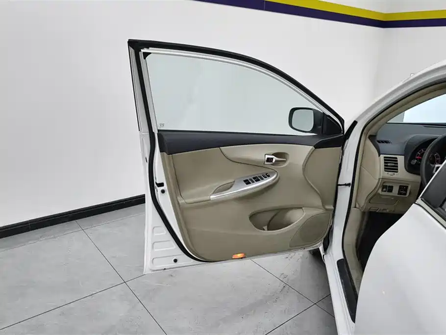 Toyota Corolla 2013 Special Edition 1.8L CVT Ultimate Cool GL-i фото 7