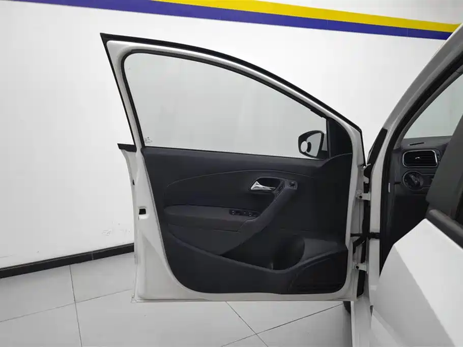 Volkswagen Polo 2016 1.6L Automatic Comfort фото 7