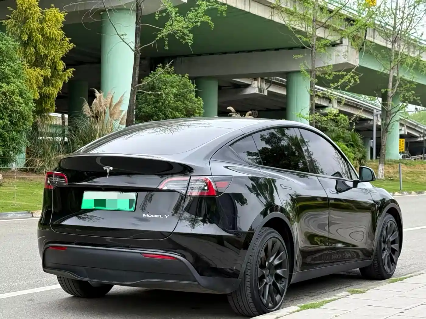 TESLA MODEL Y